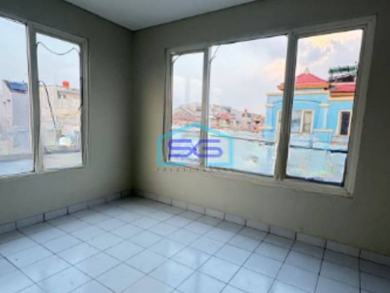 Disewakan Ruko Luas Bangunan  235 m² Lokasi di Taman Surya Jakarta Barat