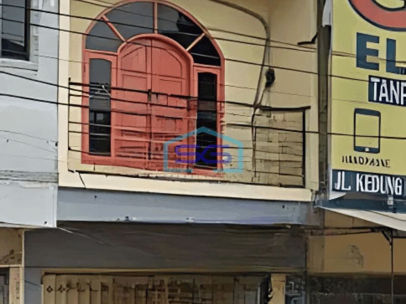 Dijual Ruko Strategis 2.5 Lantai di Pinggir Jalan Raya Kedung Surabaya LB 130m2