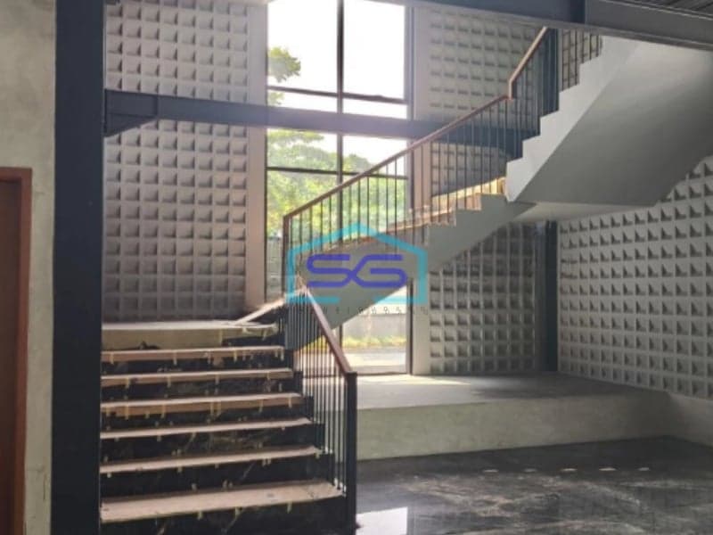 Disewakan Gedung Ruang Usaha di Pinggir Jalan Daerah Jakarta Selatan LB 2100m2