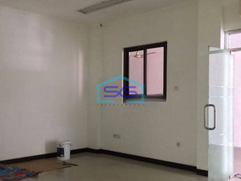 Disewakan Ruko Hadap Jalan Raya di Lapangan Bola Kebon Jeruk Jakarta Barat