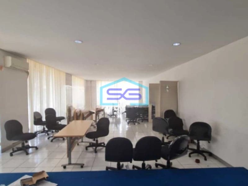 Disewakan Gedung Super Strategis Ex Bank di Jalan Veteran Solo LT 2580m2