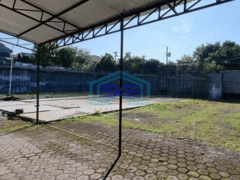 Disewa Tanah Pekarangan ada bangunan di strategis di pinggir jalan raya Banjarsari, Solo