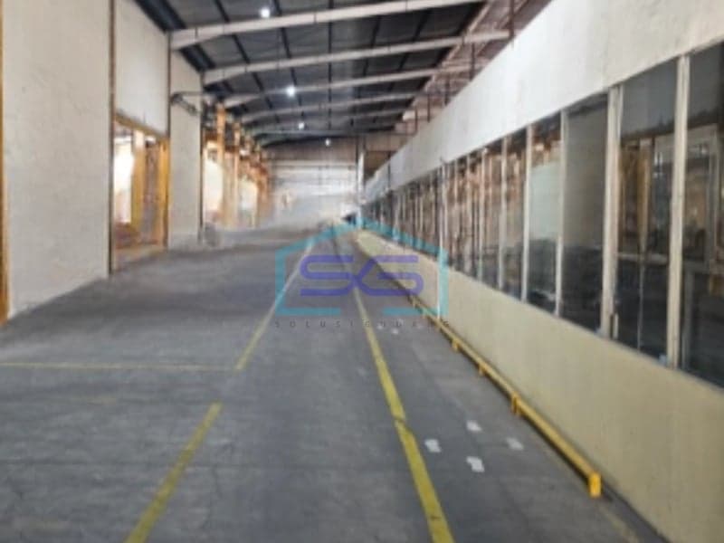 待售仓库，即用型，占地面积 27000 平方米，位于坦布南勿加泗